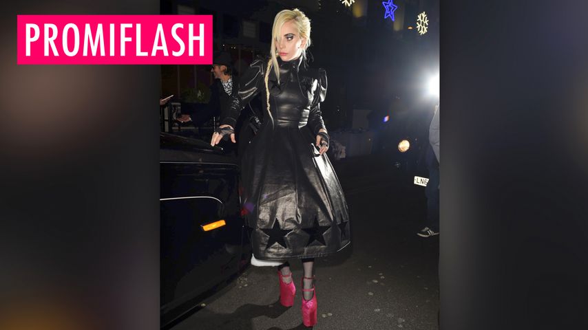 Stolper-Gefahr: Diese Schuhe bringen Lady Gaga fast zu Fall