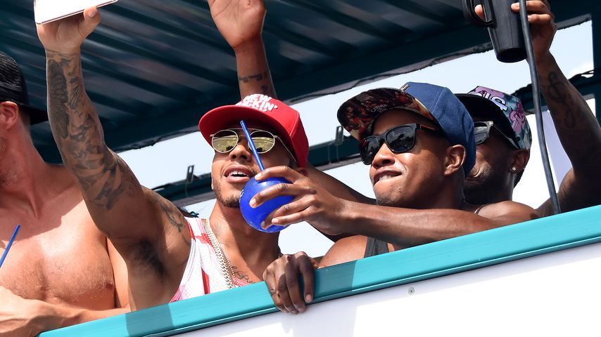 Lewis Hamilton auf dem "Barbados Kadooment Day" beim Feiern mit seinen Kumpels