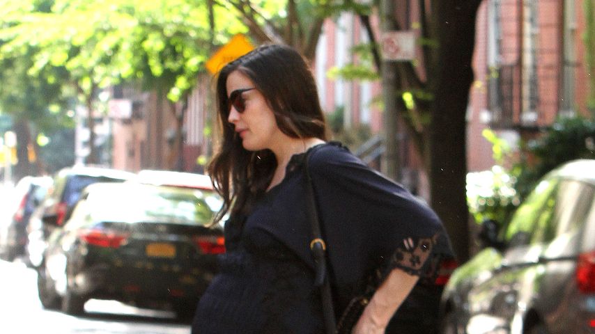 Liv Taylor mit riesigem Babybauch bei einem Spaziergang New York