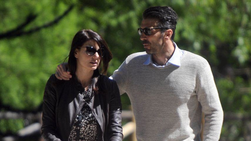 llaria D'Amico und Gianluigi Buffon mit ihrem Sohn unterwegs in Mailand