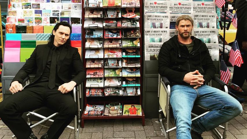 Loki (Tom Hiddleston ) und Thor (Chris Hemsworth)