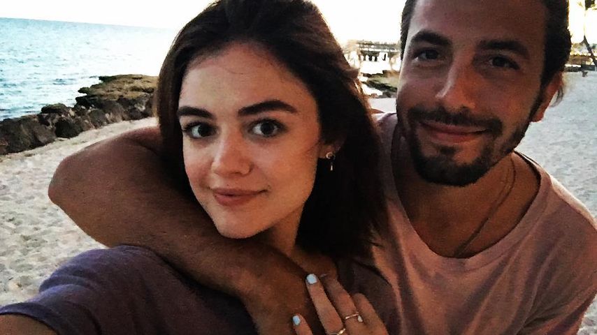 Lucy Hale und Anthony Kalabretta am Meer