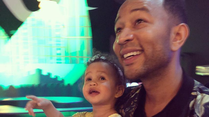 Sänger John Legend mit Tochter Luna im Disneyland Hong Kong