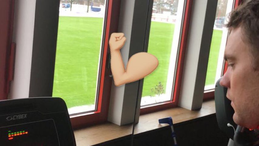 Manuel Neuer beim Training nach seinem Fuß-Bruch