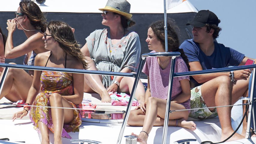Mar Torres-Fontes (links) und Felipe Juan de Marichalar (rechts) und seine Familie auf Mallorca