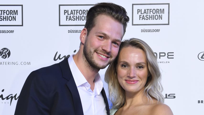 Marvin Albrecht und Anna Hofbauer bei der "Unique Modenschau" in Düsseldorf