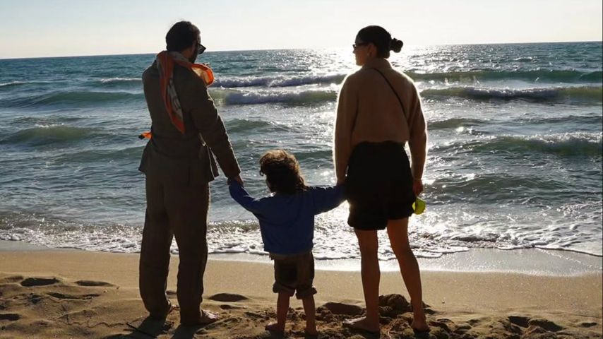 Massimo Sinató und Rebecca Mir mit ihrem Kind, April 2025