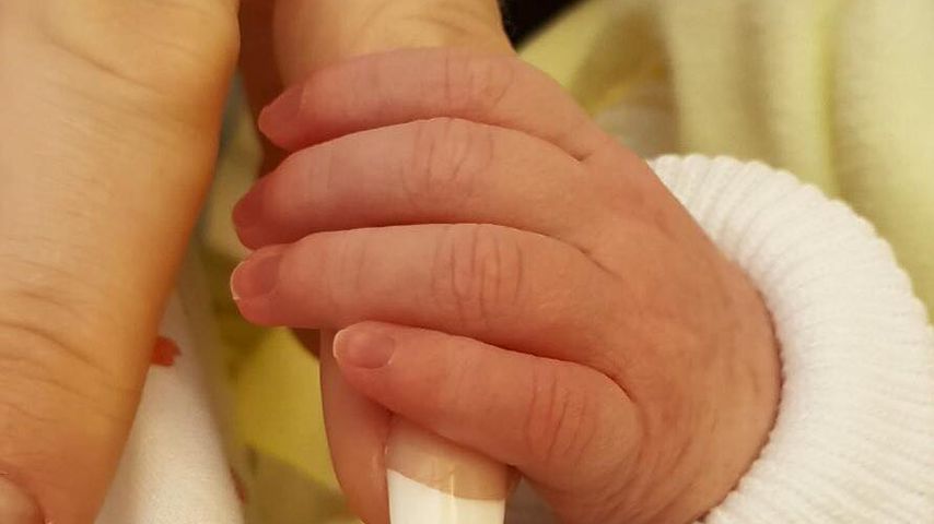 Die Hand von Melanie Müllers Tochter Mia