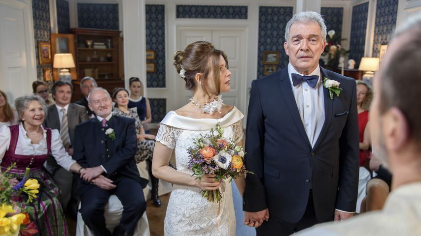 Melli (Bojana Golenac) und André (Joachim Lätsch) an ihrerm Hochzeitstag