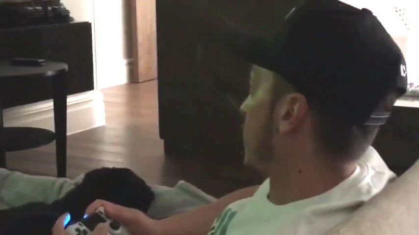 Huch! Mesut Özil grätscht sich an der Playstation selbst um