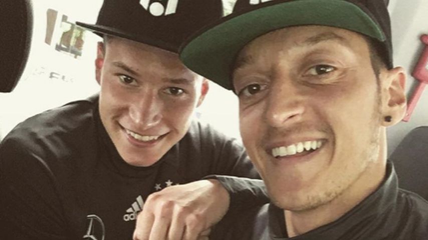 Mesut Özil und Julian Draxler auf einem gemeinsamen Selfie