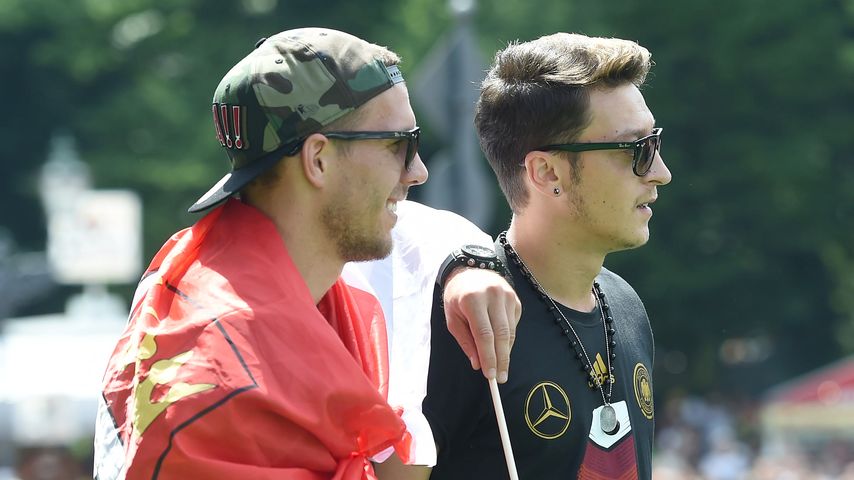 Lukas Podolski (l.) und Mesut Özil (r.) auf der Fanmeile in Berlin 2015