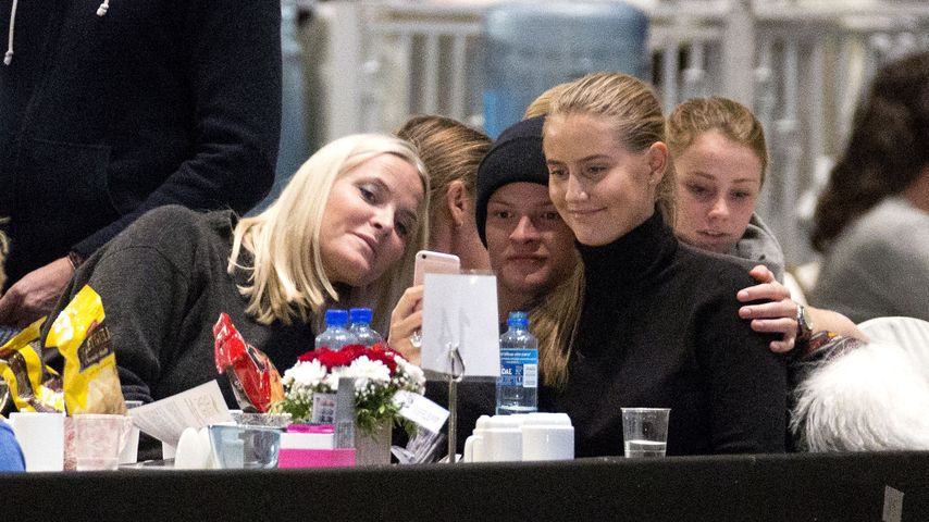 Mette-Marit von Norwegen, ihr Sohn Marius Borg Høiby und Linn Helena bei einem Event