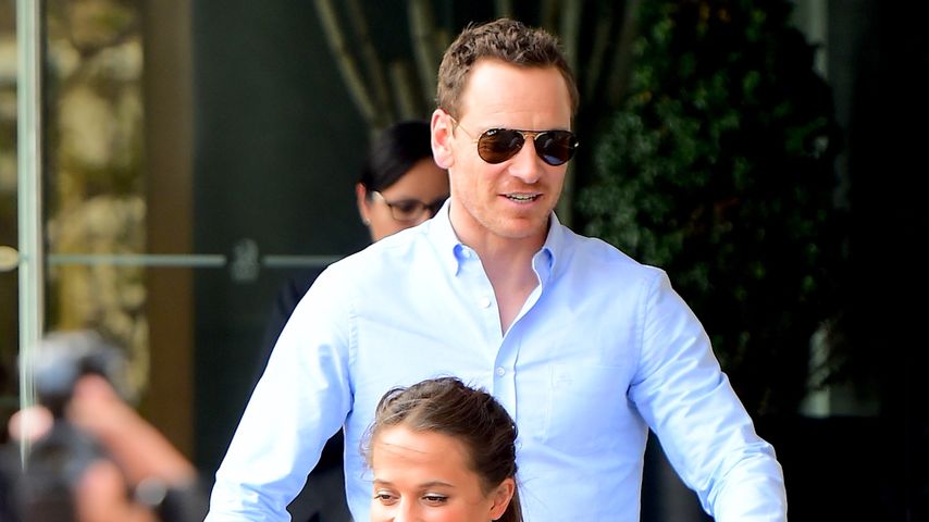 Michael Fassbender und Alicia Vikander mit Fans in New York