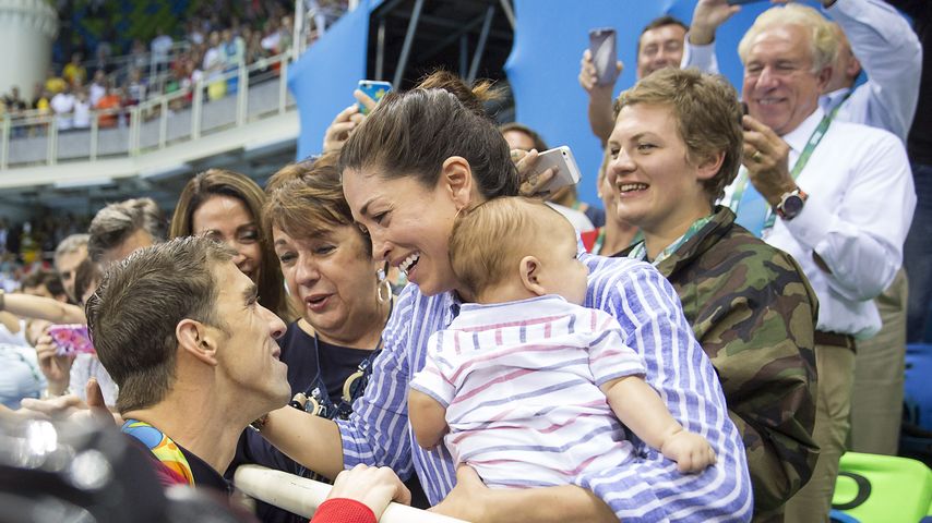 Michael Phelps mit seiner Mutter Deborah Phelps, seiner Verlobten Nicole Johnson und Sohn Boomer