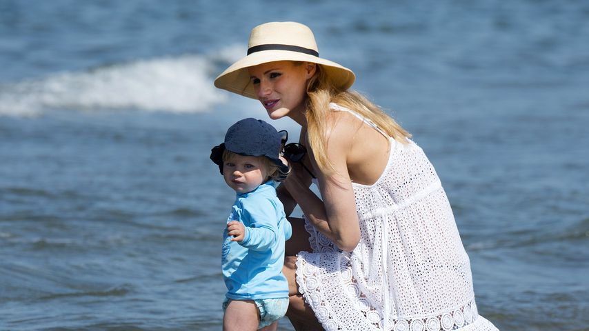 Michelle Hunziker mit Celeste am Strand in Forte dei Marmi