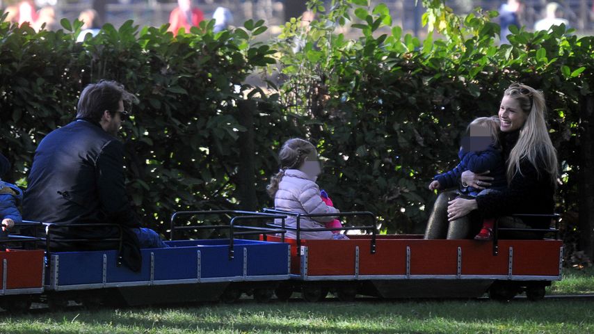 Michelle Hunziker, Tomaso Trussardi und Töchter in einem Park in Mailand