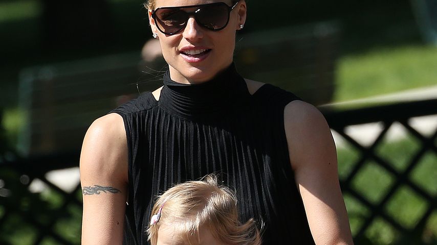 Michelle Hunziker mit Tochter Celeste im Park in Italien