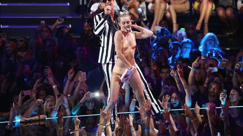 Miley Cyrus und Robin Thicke auf der Bühne der MTV Video Music Awards 2013