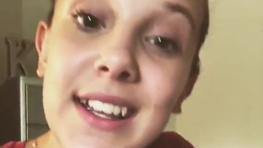 Wegen Kniescheiben-Bruch: Millie Bobby Brown auf Krücken!