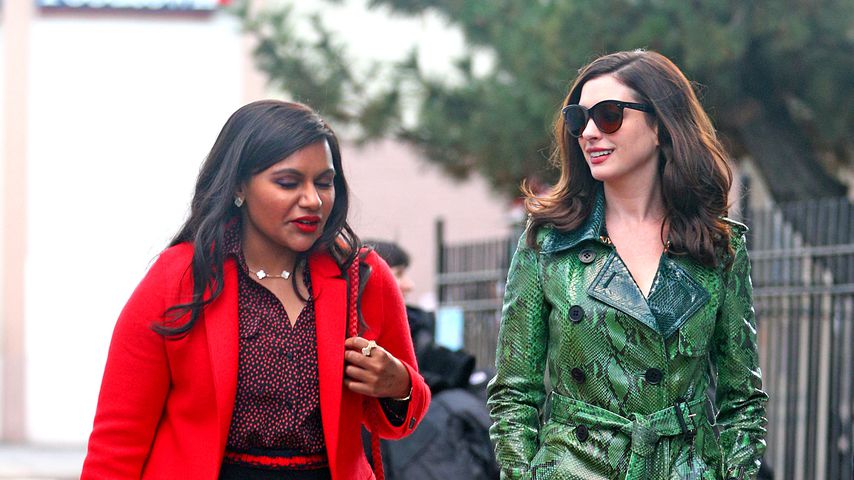 Mindy Kaling und Anne Hathaway am Set von "Oceans Eight"