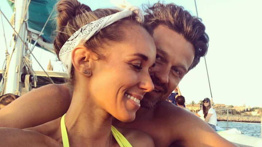 Annemarie und Wayne Carpendale auf einem Boot