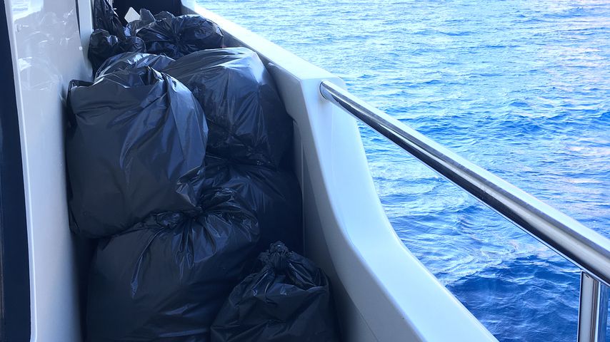 Müllsäcke auf einem Schiff in Griechenland