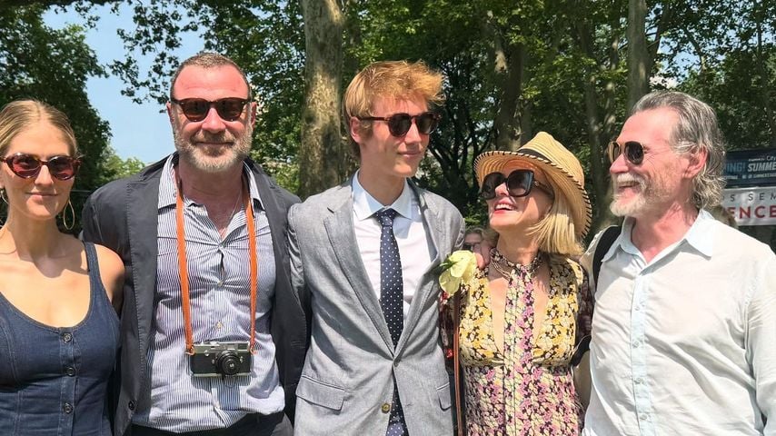 Naomi Watts mit ihrem Sohn, Mann, Ex-Mann und dessen neuer Frau