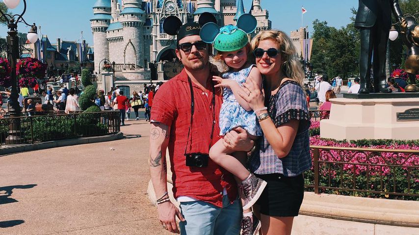 Nathan Followill, Tochter Violet und Jessie Baylin in der Walt Disney World