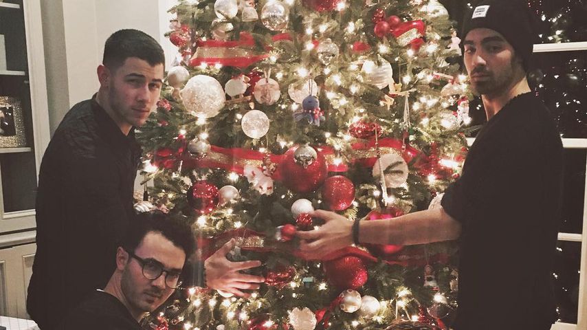 Die Brüder Jonas vor einem Weihnachtsbaum: Nick, Kevin, Frankie und Joe