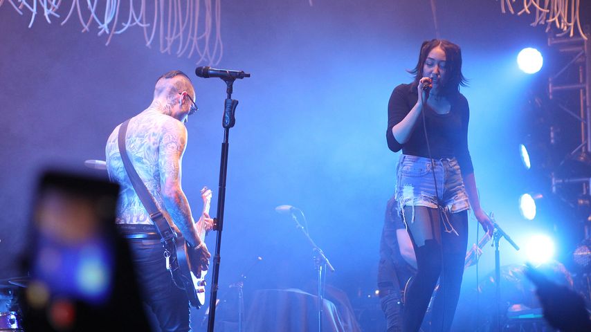 Noah Cyrus mit Metro Station auf der Bühne