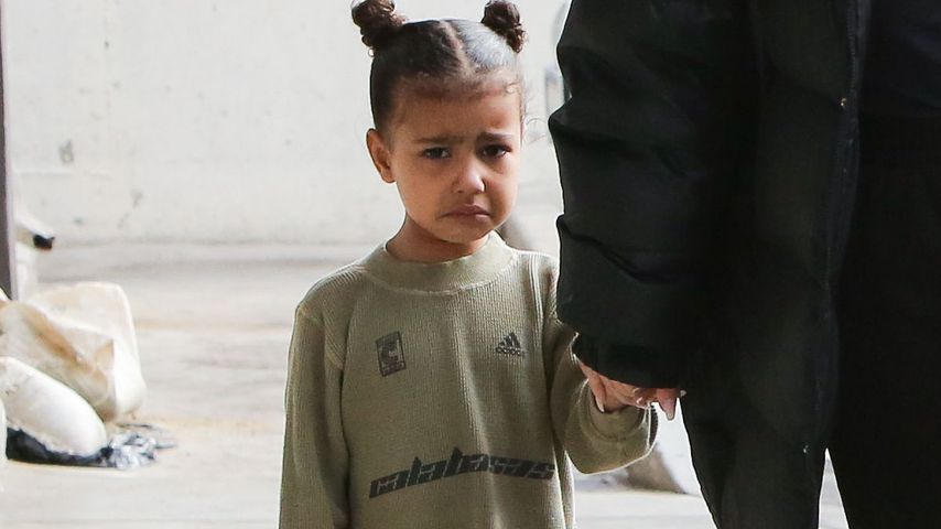 North West an der Hand von Kim Kardashian in L.A.