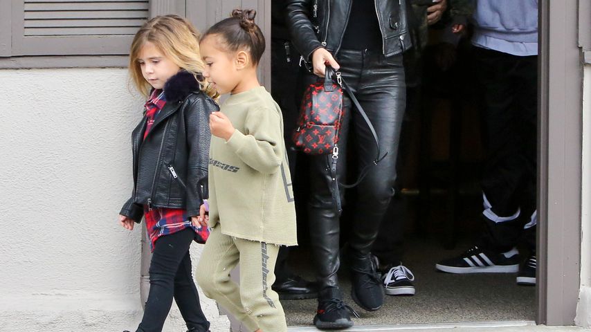 North West und Penelope Disick verlassen mit ihren Müttern ein Restaurant in L.A.