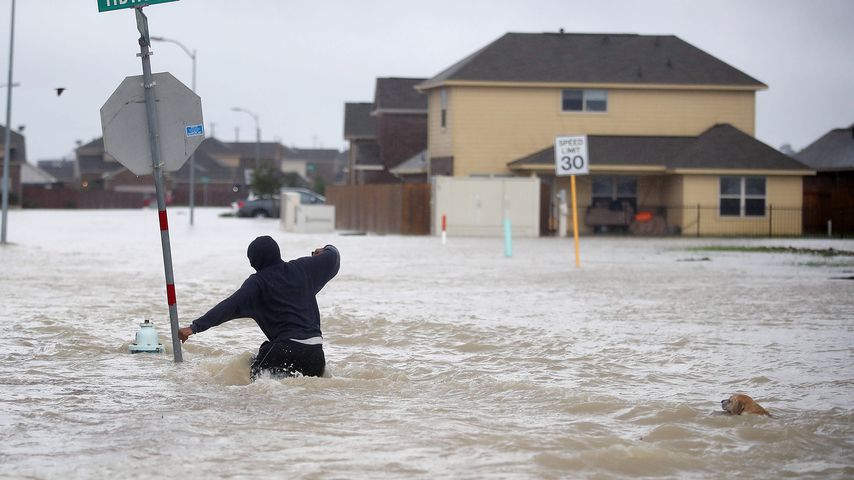 Mann in den Fluten von Hurricane Harvey in Texas