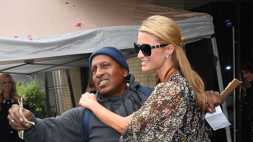 Paris Hilton vor einem Restaurant