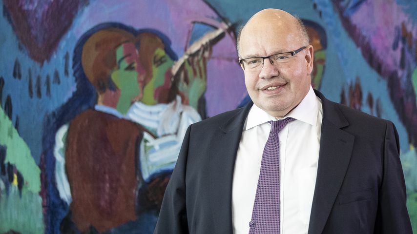 Peter Altmaier stürzt mit Gesicht nach unten von der Bühne