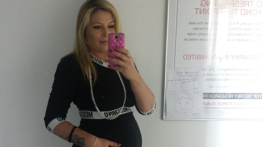 Phyllis Maeter zeigt ihren Babybauch