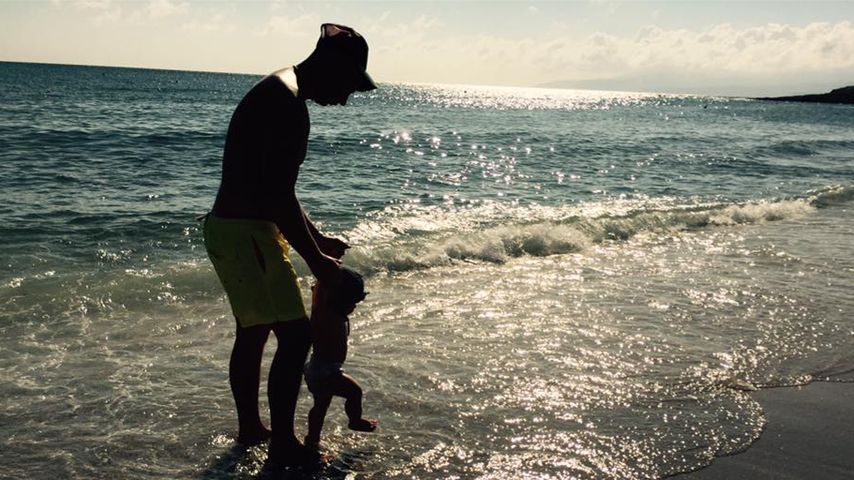 Pietro Lombardi mit seinem Kind Alessio am Strand von Kreta