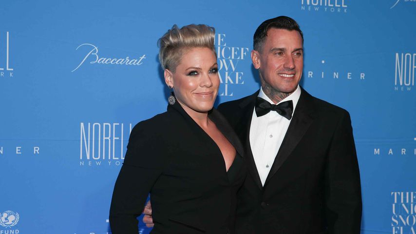 Sängerin Pink mit Ehemann Carey Hart während des "UNICEF Snowflake Ball" 2015