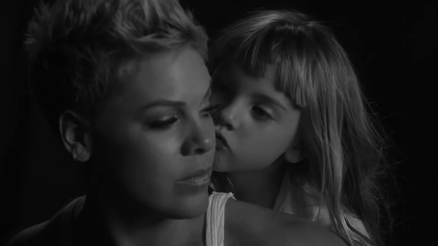 Emotional: Töchterchen Willow bezaubert in Pinks Musikvideo!