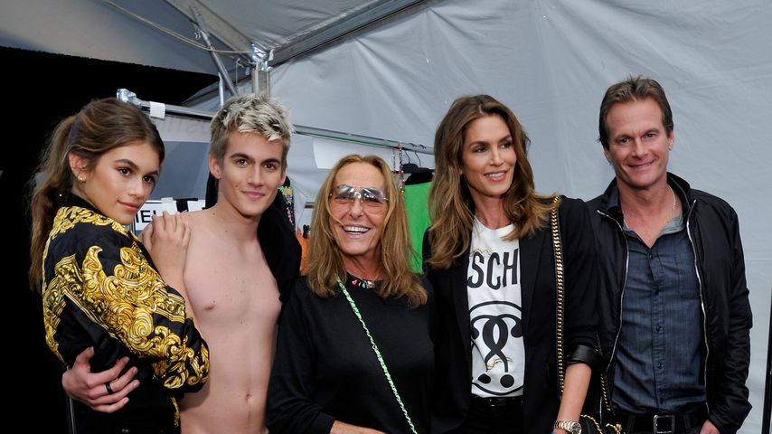 Presley Gerber mit seinen Eltern Cindy und Rande sowie Schwester Kaia nach der Moschino Fashion-Show