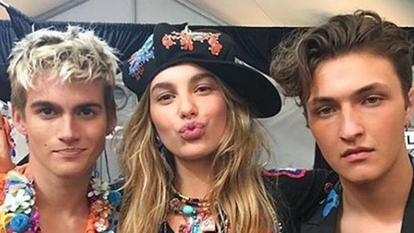 Presley Gerber und Anwar Hadid posieren für ihr Moschino-Runway-Debüt vor der Kamera