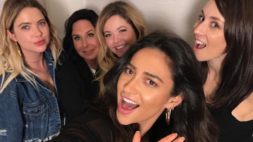 Die "Pretty Little Liars"-Stars mit Produzentin Marlene King