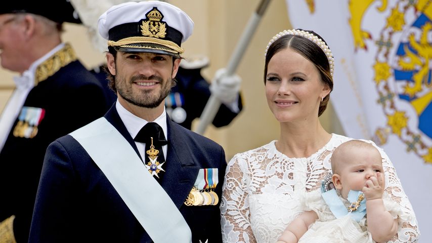 Prinz Carl Philip mit Prinzessin Sofia und Sohn Prinz Alexander bei der Taufe von Prinz Alexander