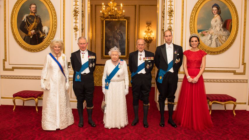 Prinz Charles mit Camilla, Queen Elizabeth mit Ehemann Philip und William mit Kate