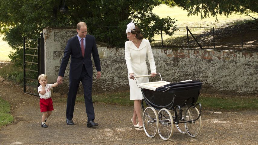 Prinz George, Prinz William, Herzogin Kate und Prinzessin Charlotte im Kinderwagen