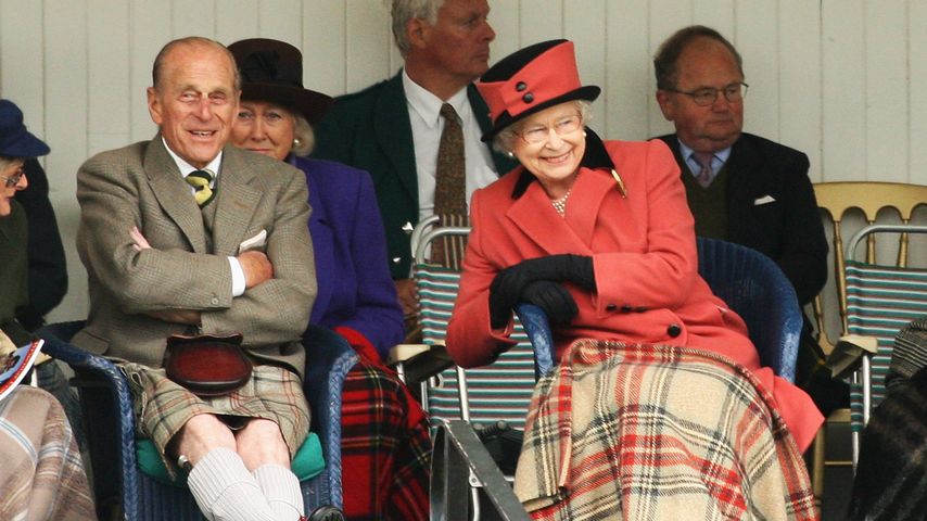 Prinz Philip und die Queen haben Spaß beim Braemar Highland Gathering