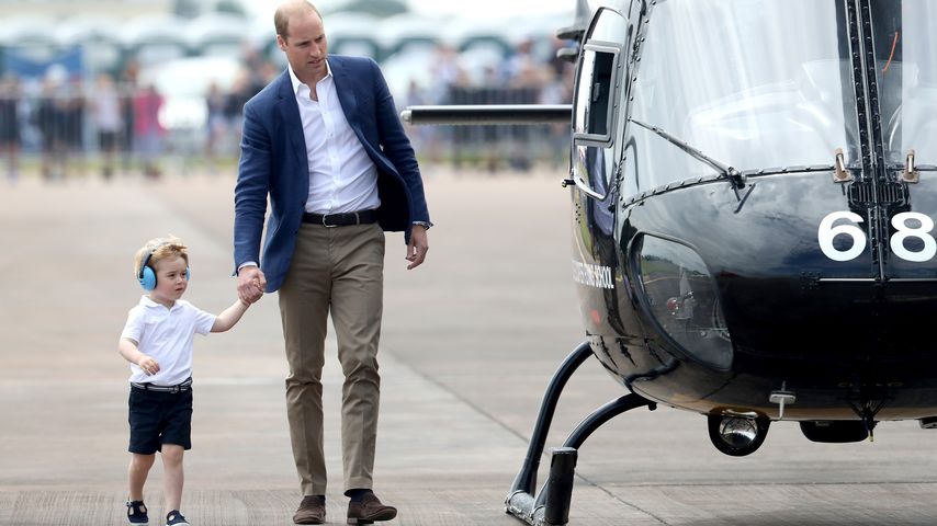 Prinz William und sein Sohn George auf dem Flughafen von Fairford