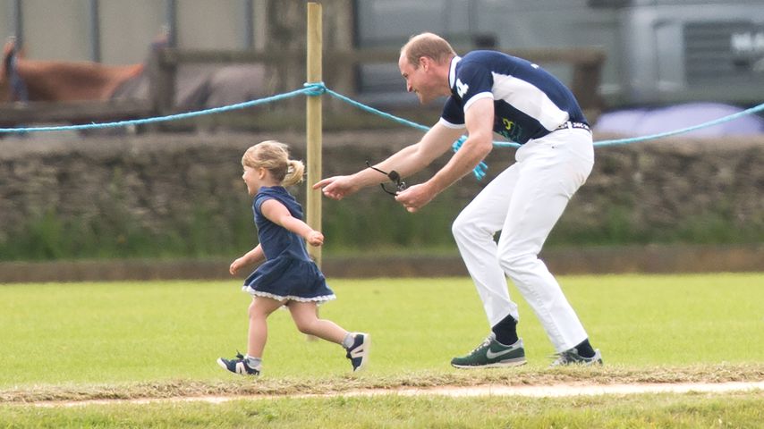 Herrlich unroyal: Prinz William spielt Fangen in Polo-Pause!
