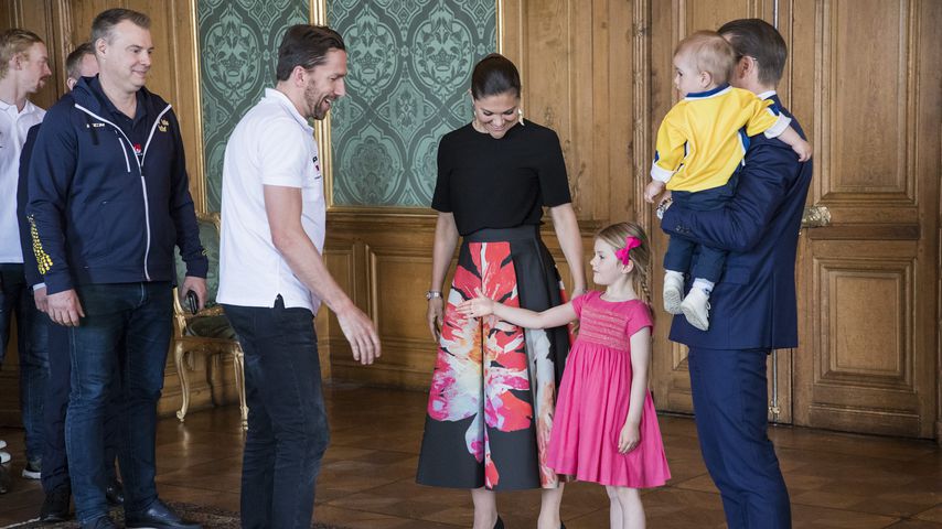 Prinzessin Victoria & Prinz Daniel mit ihren Kindern Estelle & Oscar beim Empfang des Eishockeyteams